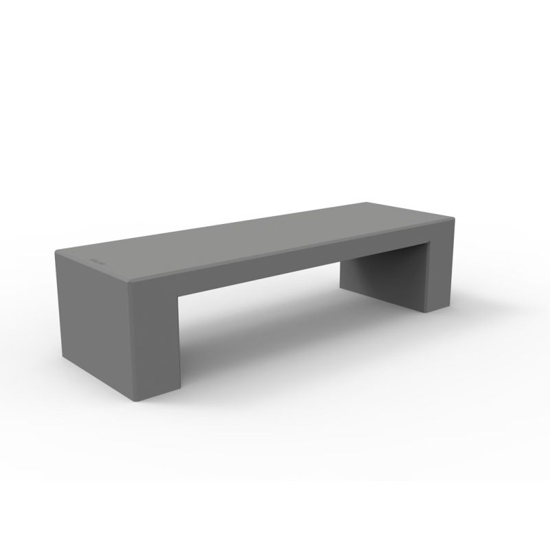 Urban betongbenk grå uten treverk i setet